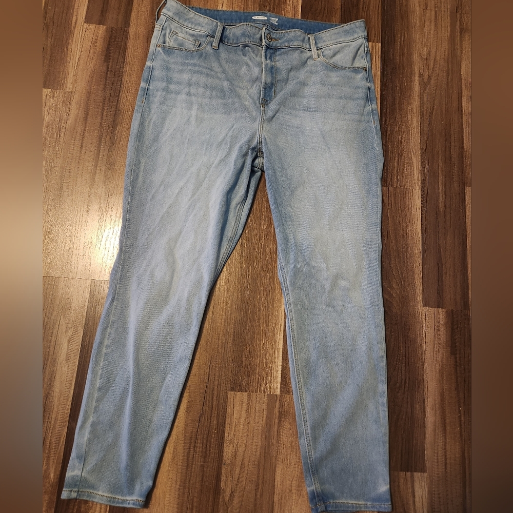 Old Navy Rockstar Lightwash Highrise Jeans size 18 Inseam 27'